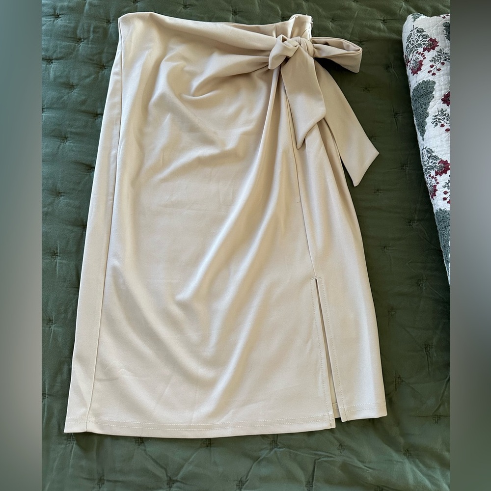 Elegant Cream Bow-Tie Women's Skirt